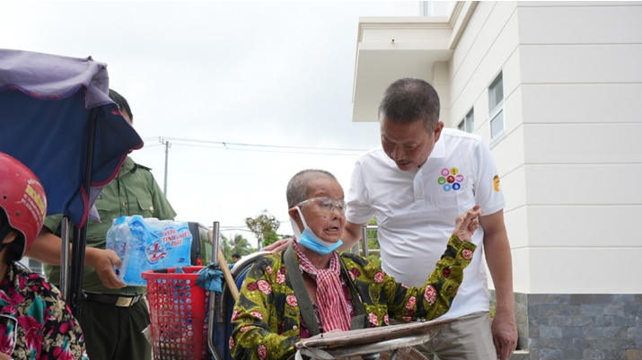 Ông Nguyễn Duy Hưng, đại diện Công ty Tân Hiệp Phát hỏi thăm và chia sẻ với  người dân xã Vĩnh An, Châu Thành, Bến Tre.