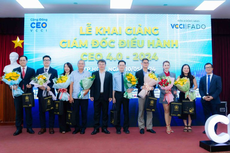 Đại diện VCCI-HCM và đơn vị đồng tổ chức chương trình FADO trao hoa cho các giảng viên tham gia giảng dạy