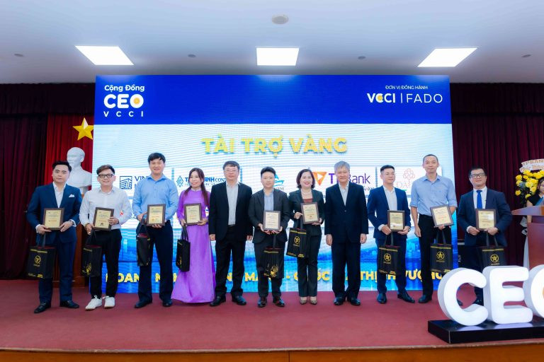 Lãnh đạo VCCI và VCCI-HCM trao hoa cho các diễn giả và đại diện các đơn vị tài trợ