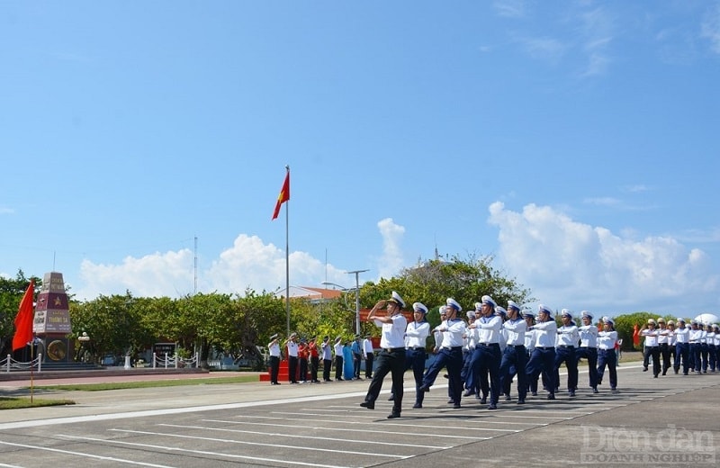 Trang nghiêm lễ chào cờ trên đảo Trường Sa