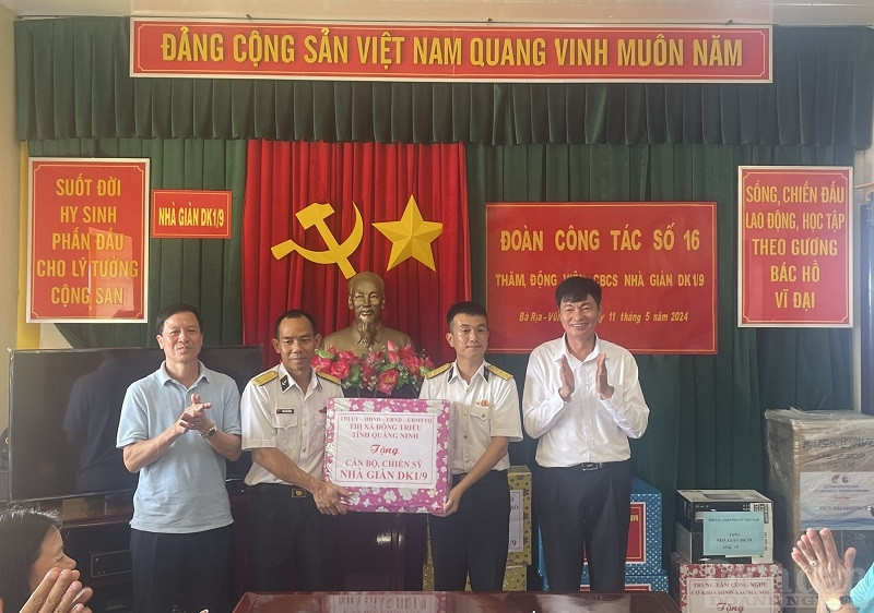 Đoàn thị xã Đông Triều (tỉnh Quảng Ninh) đến thăm, động viên chiến sĩ công tác tại nhà giàn DK1/9