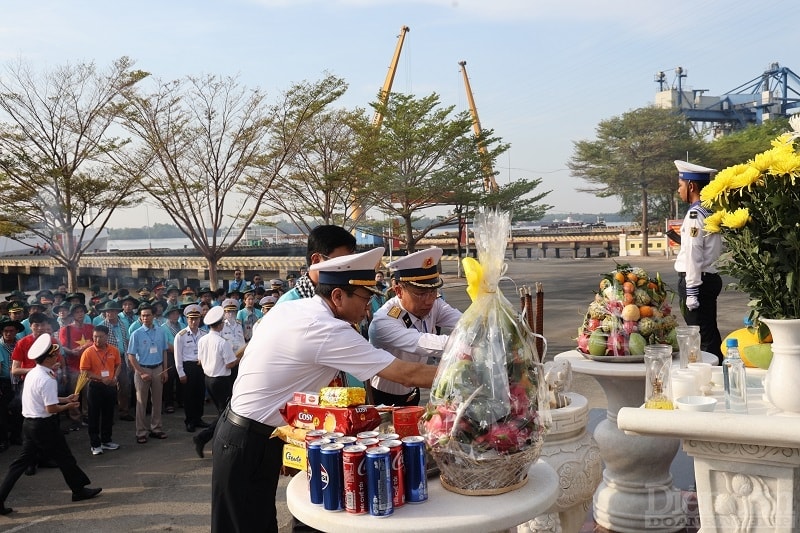 Trước khi xuất phát, đoàn công tác dâng hương tại Tượng đài Đoàn tàu không số, Vùng 2 Hải quân