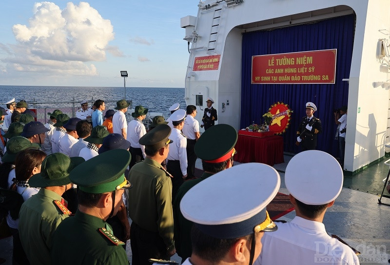 Lễ Dâng hương tưởng niệm các anh hùng liệt sĩ tại khu vực biển Len Đao – Gạc Ma – Cô Lin.