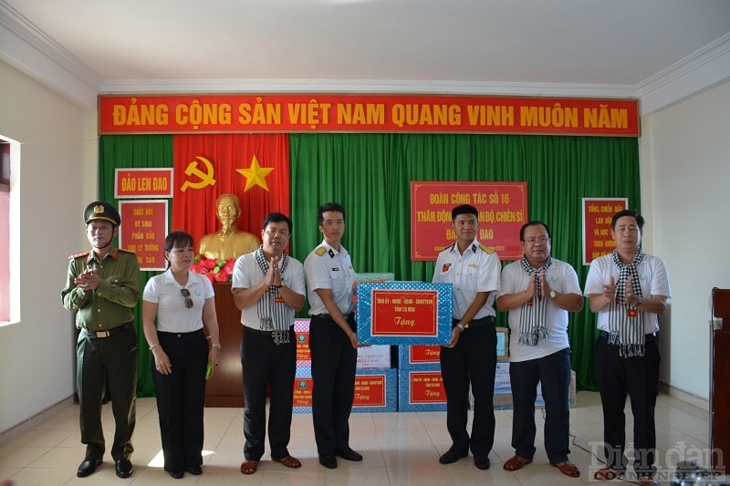 Ông Nguyễn Tiến Hải - Ủy viên Trung ương Đảng, Bí thư Tỉnh ủy, Chủ tịch HĐND tỉnh Cà Mau cùng đoàn công tác tỉnh Cà Mau tặng quà cán bộ, chiến sĩ đảo Len Đao