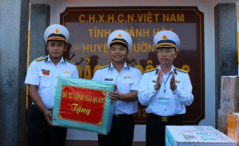 Đại tá Ngô Văn Thành - Chính ủy Cục Kỹ thuật, Quân chủng Hải quân trao quà của Bộ tư lệnh Hải quân tặng cán bộ, chiến sĩ đảo Đá Đông C