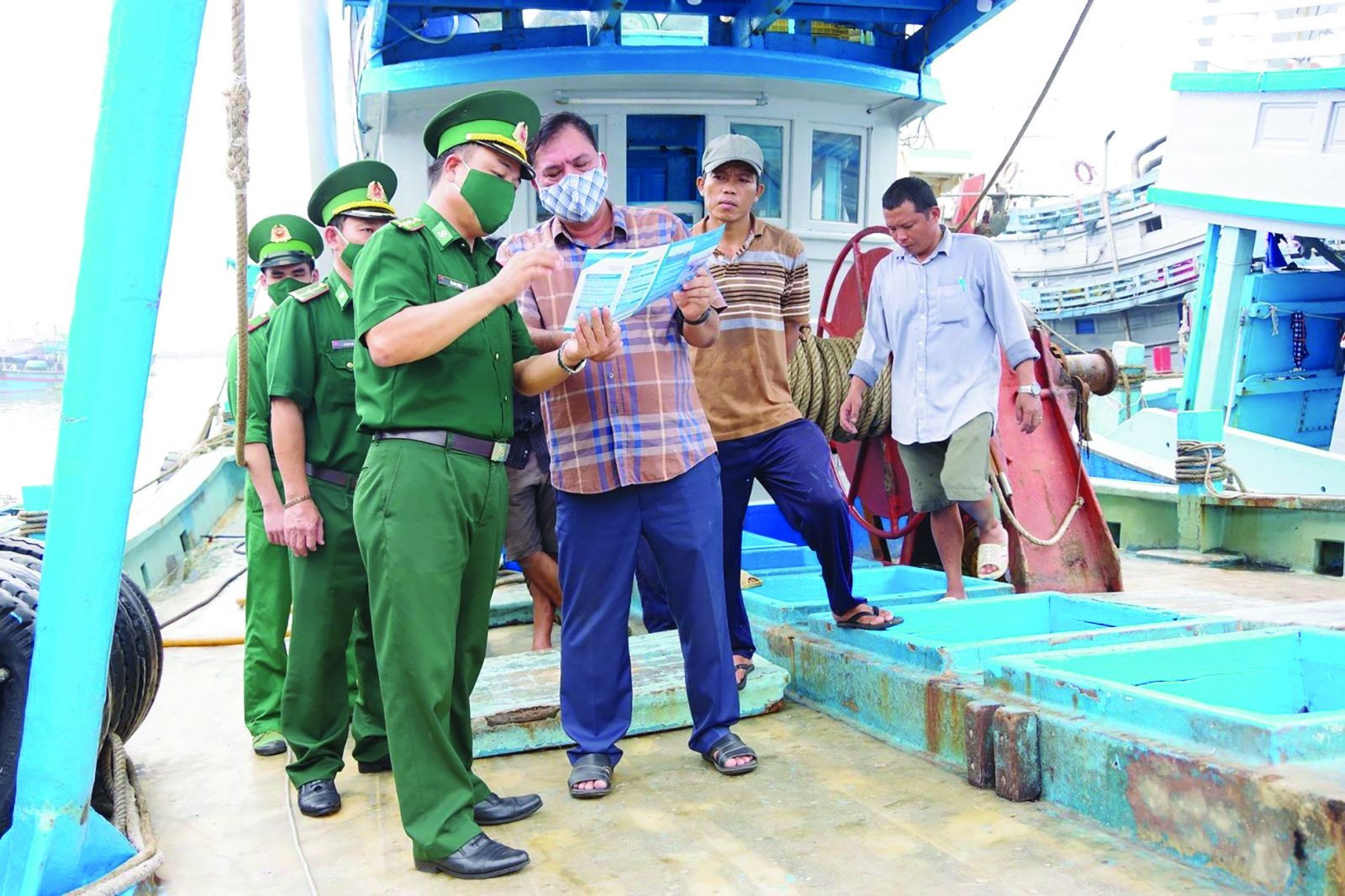  Lực lượng Đồn biên phòng Bến Đá tuyên truyền các quy định về chống khai thác IUU cho ngư dân TP Vũng Tàu.