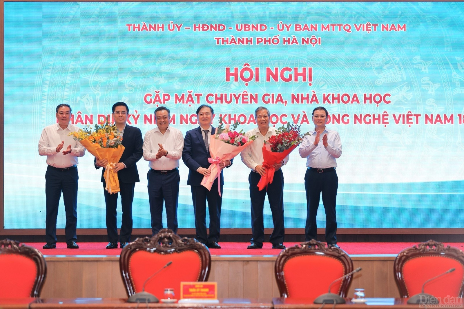 Lãnh đạo TP. Hà Nội tặng hoa chúc mừng Bộ KH&CN, Liên hiệp các Hội Khoa học kỹ thuật Việt Nam, Liên hiệp các Hội Khoa học kỹ thuật Hà Nội