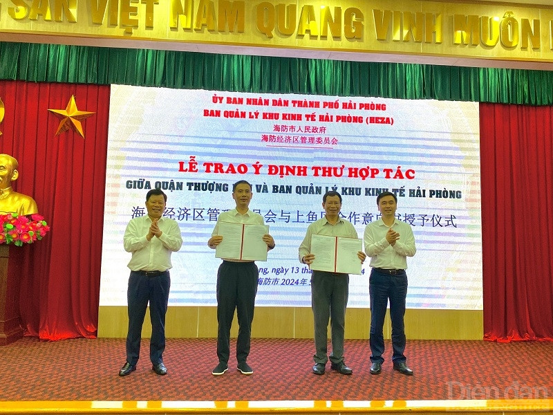 Đại diện Ban Quản lý KKT TP Hải Phòng và Đại diện lãnh đạo quận Thượng Ngu trao Ý định thư hợp tác giữa quận Thượng Ngu và Ban Quản lý KKT Hải Phòng