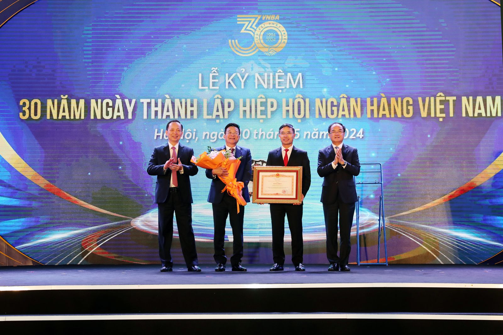 Tại Lễ kỷ niệm 30 năm thành lập Hiệp Hội Ngân hàng được tặng Bằng khen của Chính phủ