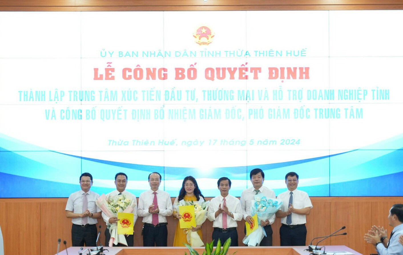 Chủ tịch UBND tỉnh trao quyết định công bố nhân sự lãnh đạo Trung tâm Xúc tiến đầu tư, Thương mại và Hỗ trợ doanh nghiệp tỉnh 