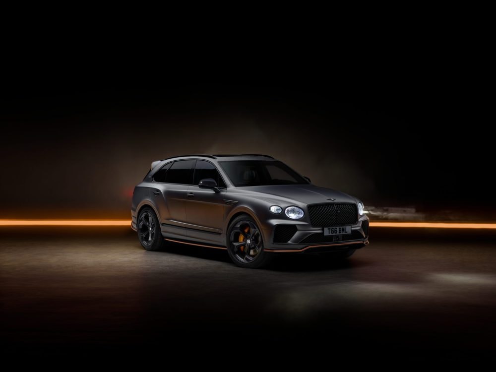 Lần đầu tiên trong lịch sử 105 năm, Bentley dùng màu đen cho logo “đôi cánh”