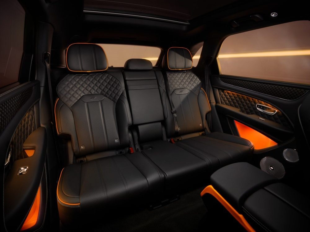 Lần đầu tiên trong lịch sử 105 năm, Bentley dùng màu đen cho logo “đôi cánh”