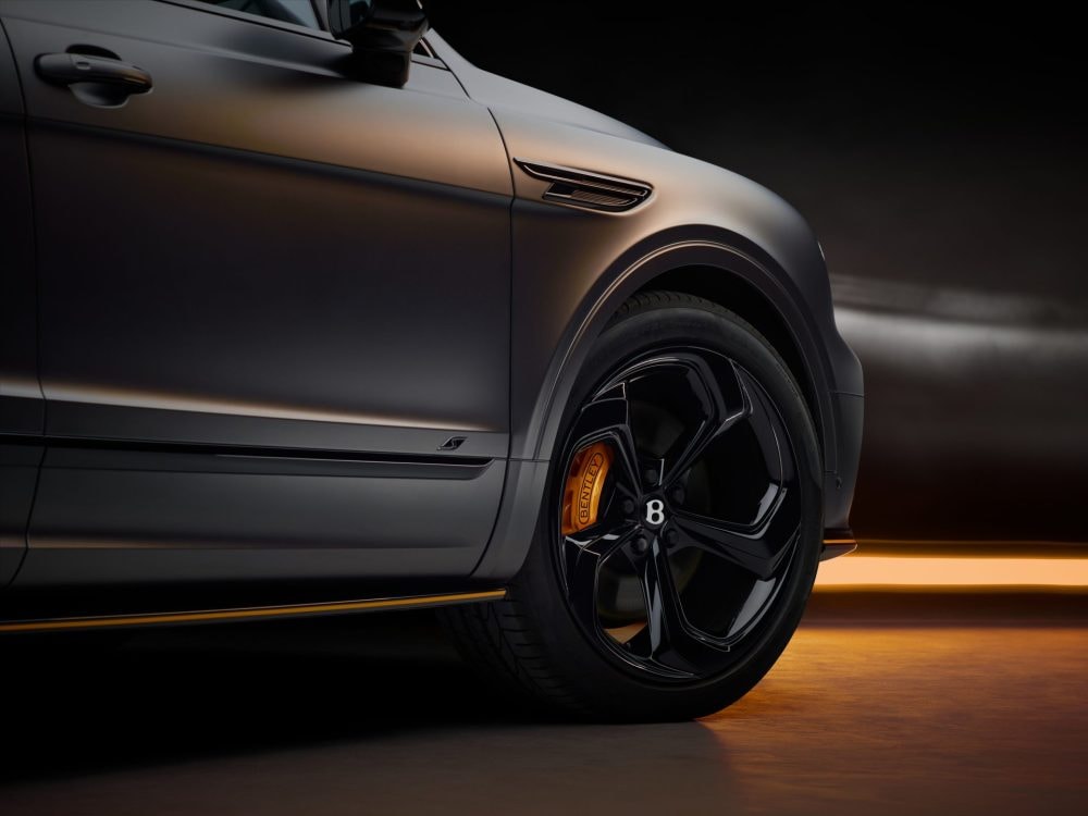 Lần đầu tiên trong lịch sử 105 năm, Bentley dùng màu đen cho logo “đôi cánh”