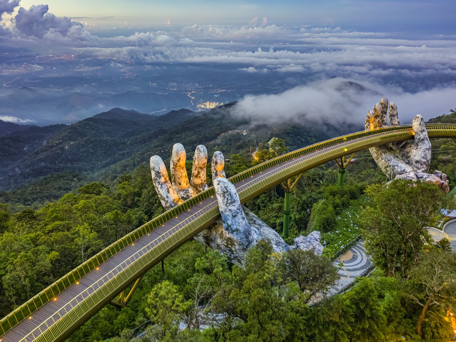 Cầu Vàng (Ba Na Hills) - biểu tượng của du lịch Đà Nẵng.