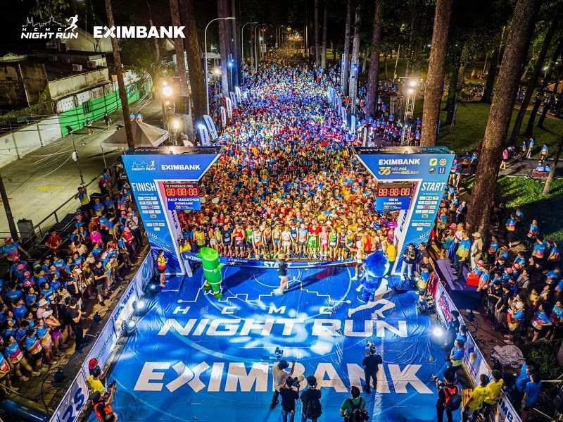 Giải chạy đêm Ho Chi Minh City Night Run Eximbank 2024 diễn ra trong không khí vô cùng rạo rực và phấn chấn