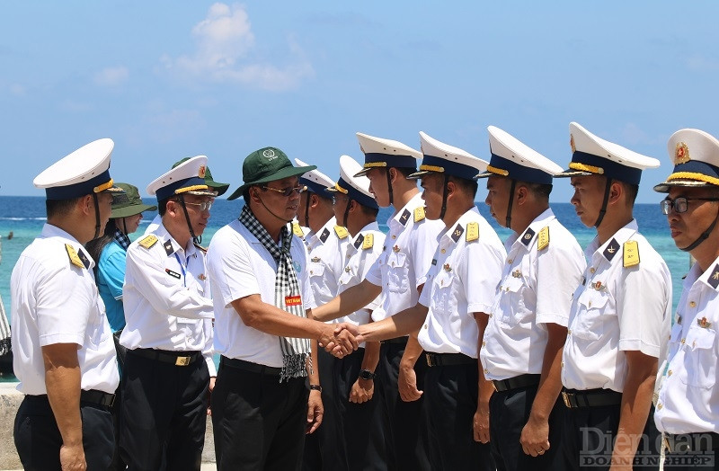 Ông Nguyễn Tiến Hải - Ủy viên Trung ương Đảng, Bí thư Tỉnh ủy, Chủ tịch HĐND tỉnh Cà Mau và Đại tá Ngô Văn Thành - Chính ủy Cục Kỹ thuật, Quân chủng Hải quân thăm, động viên cán bộ, chiến sĩ đảo Sinh Tồn Đông