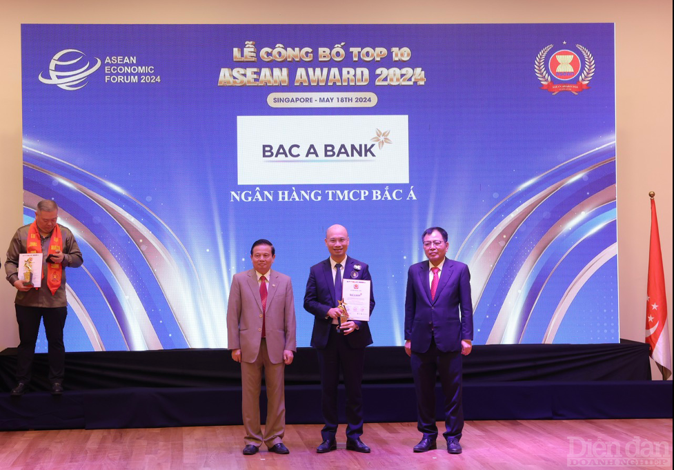 Ông Chu Nguyên Bình, Phó Tổng Giám đốc BAC A BANK, đại diện Ngân hàng lên nhận giải Doanh nghiệp tiêu biểu ASEAN 2024