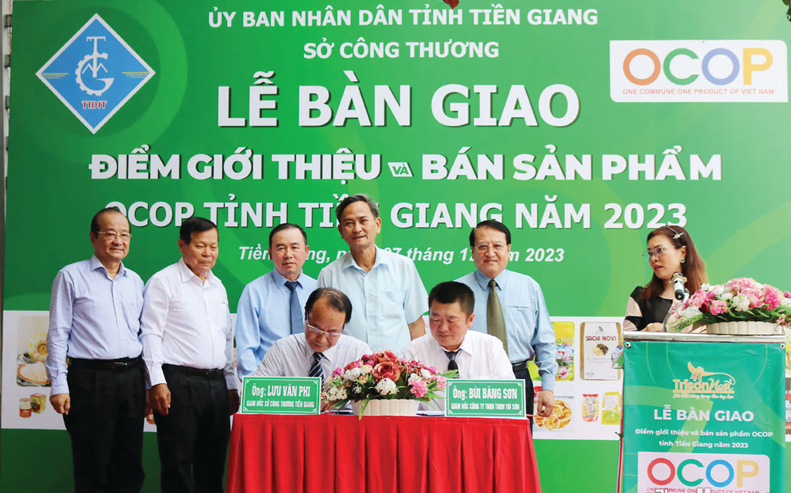   Lễ ký kết biên bản bàn giao Điểm giới thiệu và bán sản phẩm OCOP tỉnh Tiền Giang và cam kết triển khai thực hiện đến năm 2025 giữa Sở Công thương (bên giao) và Công ty TNHH TM DV Trí Sơn (bên nhận).