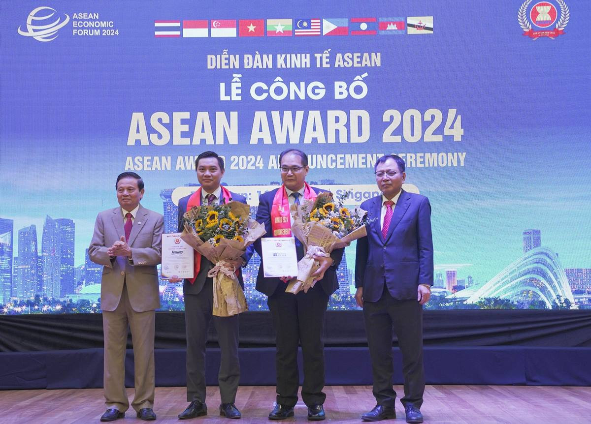 Đại diện Amway Việt Nam (thứ 2, bên trái qua) nhận giải tại Lễ Công bố ASEAN Award 2024