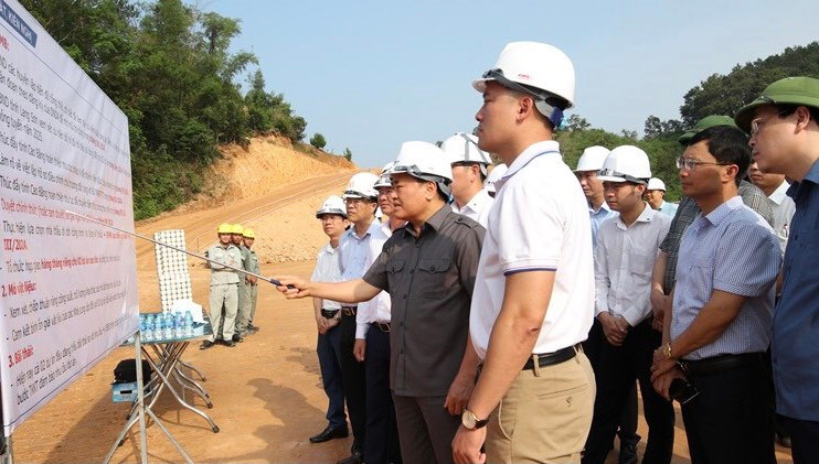 Chủ tịch UBND tỉnh giải đáp các nội dung kiến nghị của nhà đầu tư tại hiện trường