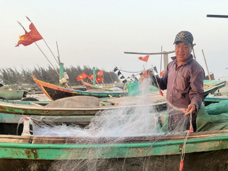 Ngư dân thị trấn Quất Lâm (Giao Thủy) chuẩn bị ngư lưới cụ khai thác thủy sản (Ảnh: Báo Nam Định)