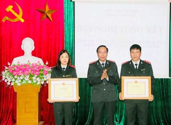 Lãnh đạo Thanh tra tỉnh Hà nam trao Bằng khen của Chủ tịch UBND tỉnh cho các tập thể, cá nhân có thành tích xuất sắc năm 2023