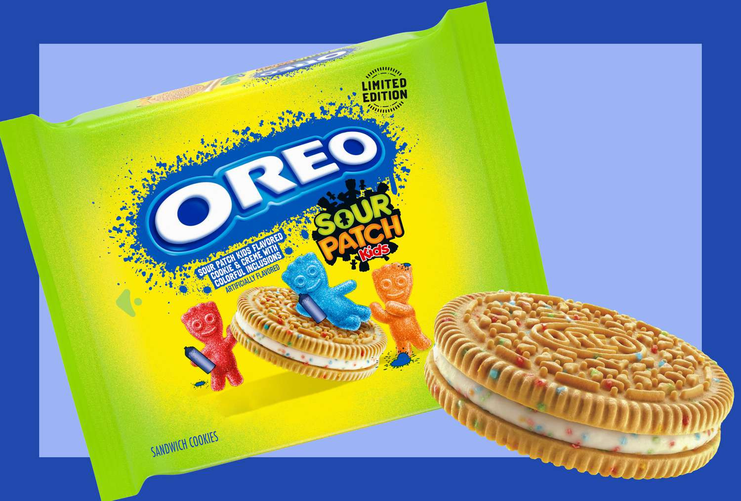 Oreo thông thường với kem vani nhưng được phủ thêm những viên kẹo chua đầy màu sắc