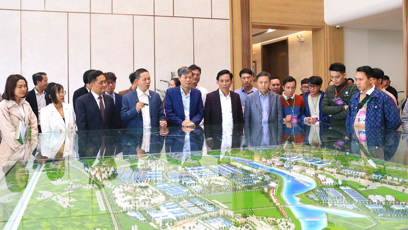 Lãnh đạo Công ty Cổ phần Green i-Park giới thiệu KCN Liên Hà Thái với các nhà đầu tư nước ngoài