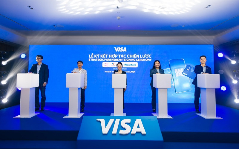 Ông Nguyễn Minh Tâm - PTGĐ Sacombank tham gia lễ ký kết với Visa và đại diện 3 ví điện tử