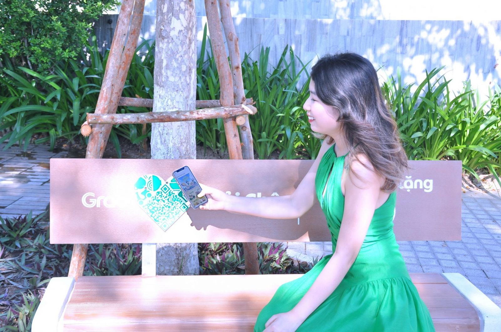 Ghế đá có mã QR của Grab