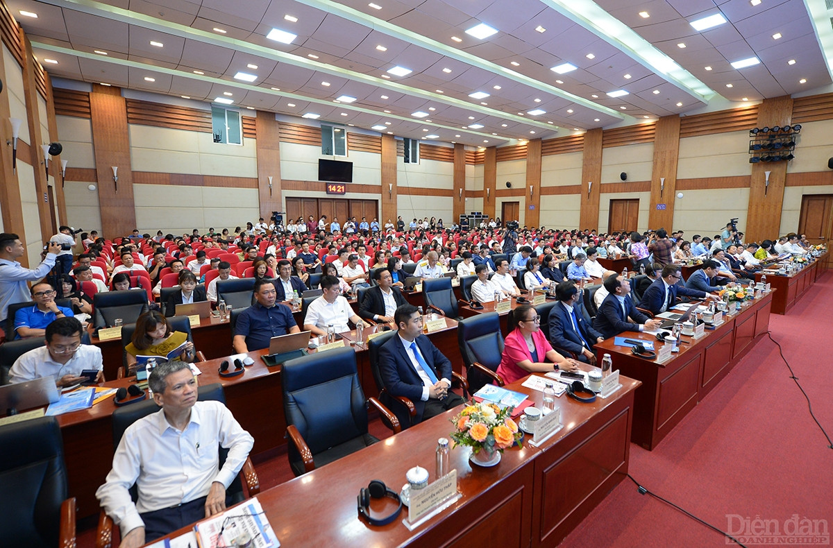 Lãnh đạo các ban, bộ ngành, các tỉnh, thành trong Vùng và đông đảo doanh nghiệp tham dự Diễn đàn