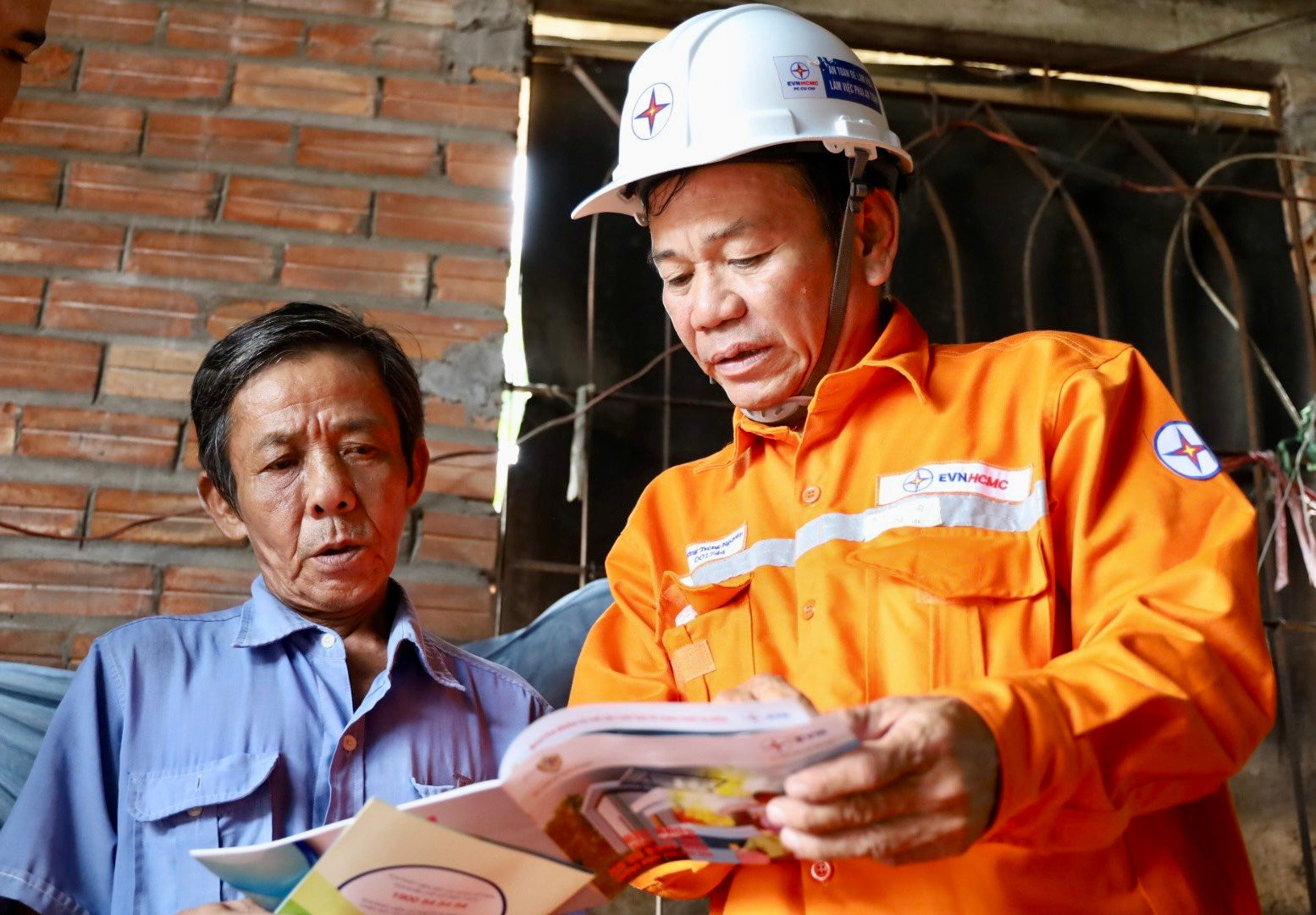 Anh Trương Trọng Nguyên – Công nhân Công ty Điện lực Củ Chi đang tư vấn sử dụng điện an toàn cho hộ gia đình ông Nguyễn Văn Trung