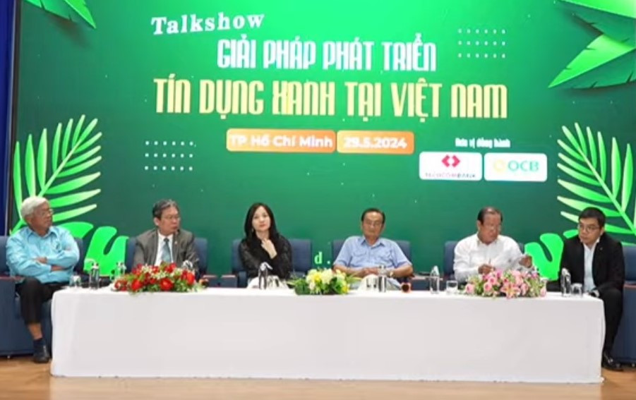 Các chuyên gia và doanh nghiệp tham dự Talkshow “Giải pháp phát triển tín dụng xanh tại Việt Nam”.