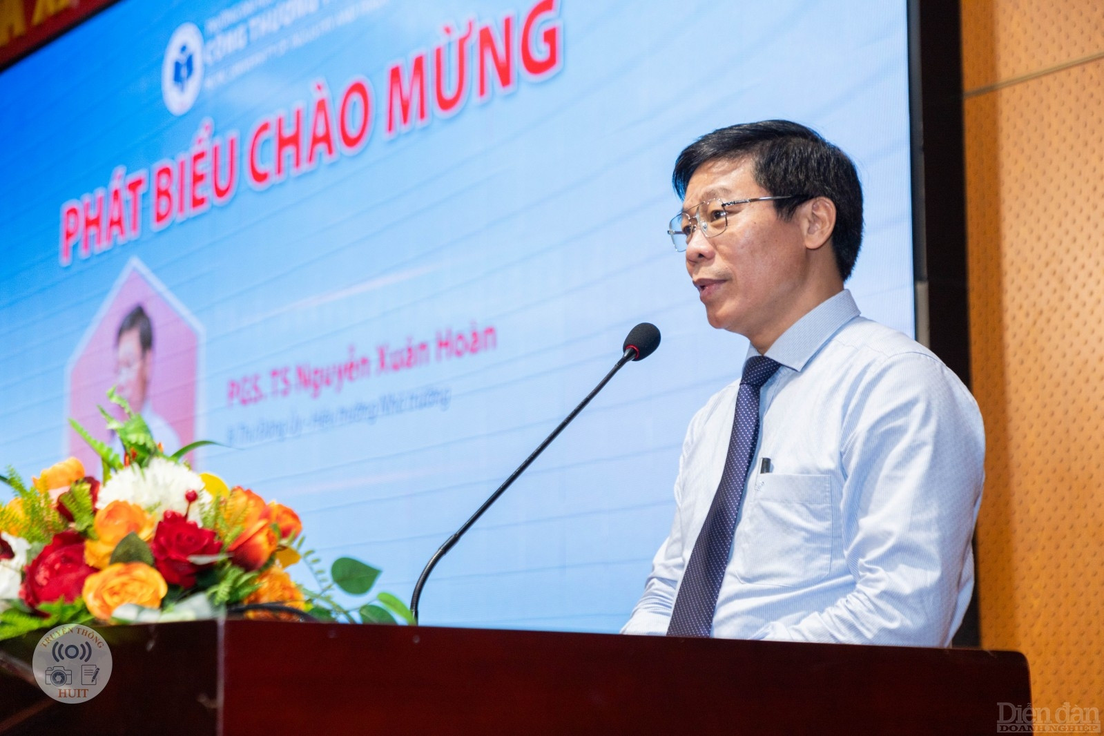 PGS.TS Nguyễn Xuân Hoàn – Bí thư Đảng ủy, Hiệu trường Nhà trường tuyên dương các hoạt động ĐMST&KN của tập thể cán bộ, giảng viên, sinh viên tại Nhà trường trong năm học 2023 - 2024