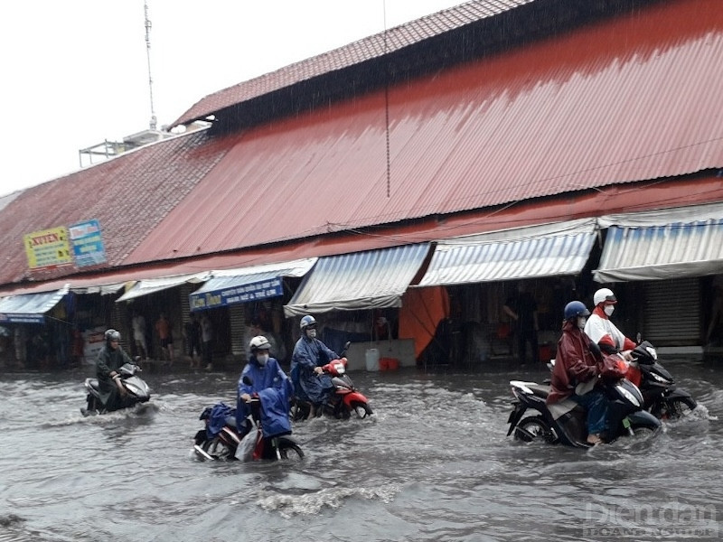 cơn mưa lớn kéo dài hơn 3 tiếng chiều ngày 27/5 và trong những ngày tháng 5/2024, đã khiến một số đoạn đường trên địa bàn TP Thủ Đức ngập nặng. 