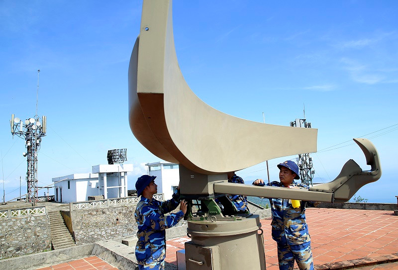 Các chiến sĩ Trung đoàn 351 - Vùng 3 Hải quân bảo quản ra đa ở Trạm ra đa 545