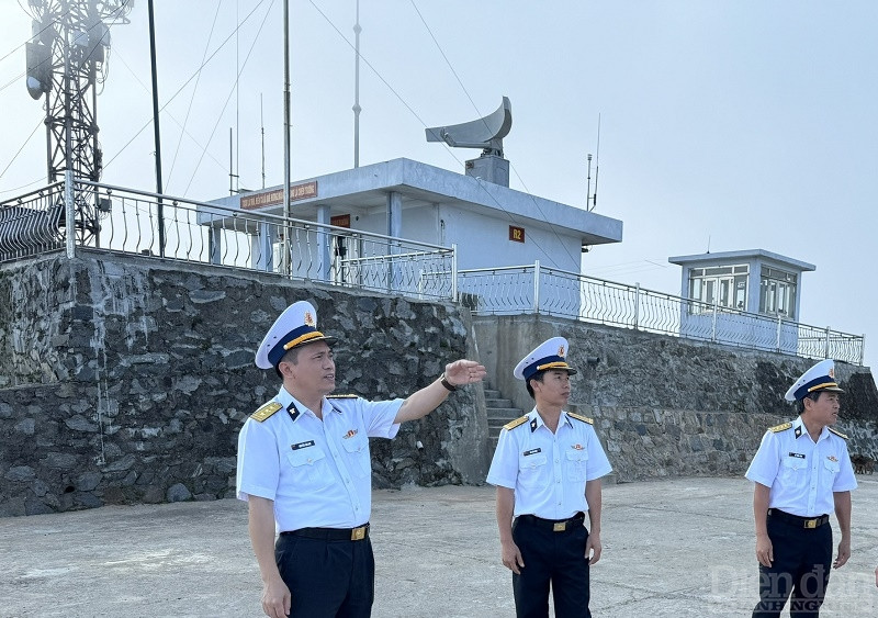 Thượng tá Nguyễn Văn Duy, Phó Trung đoàn trưởngp/351, Vùng 3 Hải quân kiểm tra trạm radar trên đảo Sơn Trà