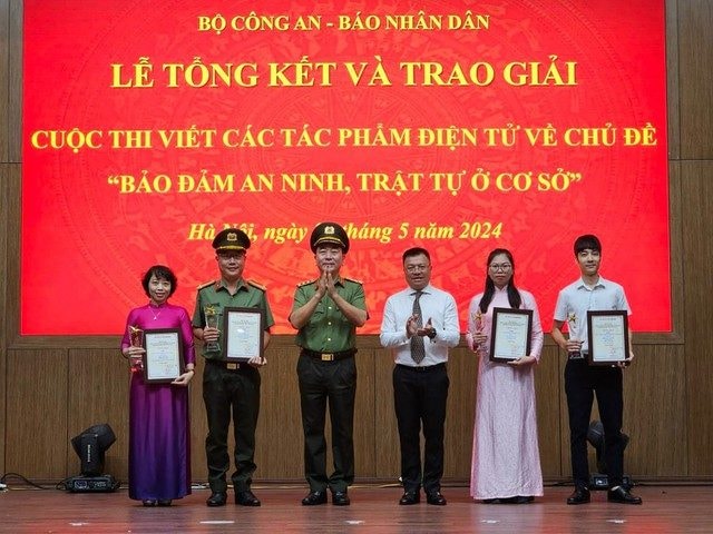 Lan tỏa hình ảnh đẹp của người chiến sĩ CAND qua 54 tác phẩm xuất sắc Lan tỏa hình ảnh đẹp của người chiến sĩ CAND qua 54 tác phẩm xuất sắc