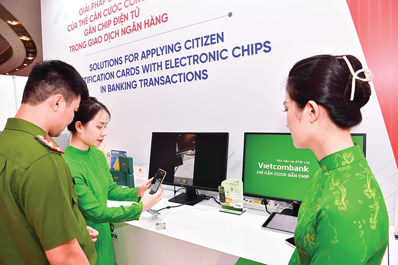  Vietcombank giới thiệu ứng dụng căn cước công dân gắn chip trong giao dịch ngân hàng.