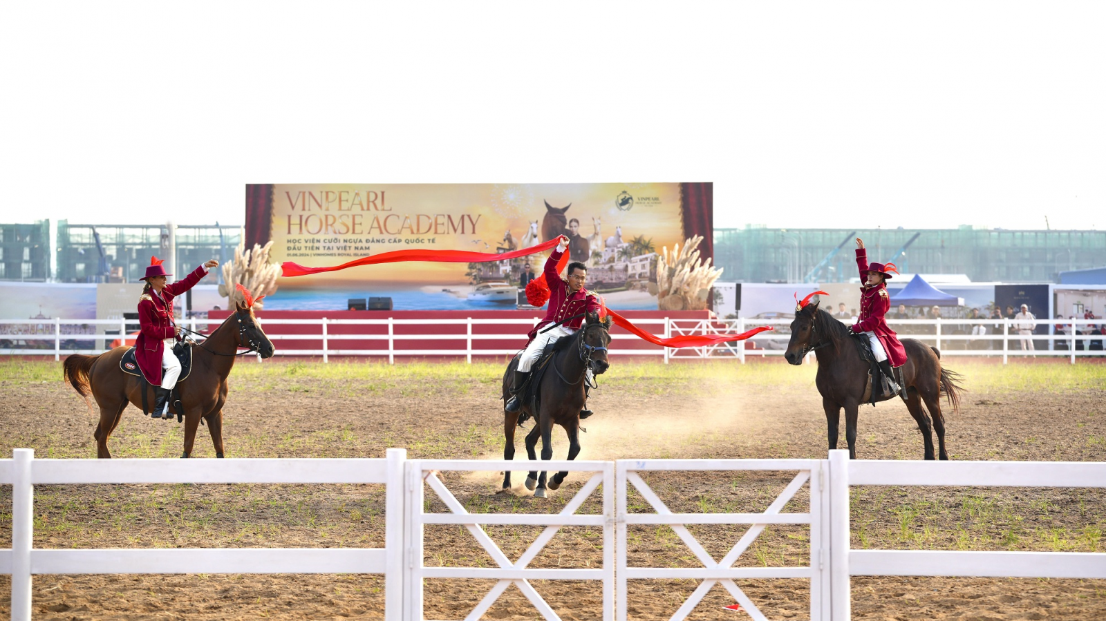 Sự kiện khai trương kỹ thuật Vinpearl Horse Academy mở màn với nghi thức “phi mã cắt băng” chưa từng có tiền lệ tại Việt Nam, nhận tràng pháo tay không ngớt từ khán giả. Trước đó, ngay từ sáng sớm, hàng vạn người từ khắp nơi đã đổ về Thành phố Đảo Hoàng gia để khám phá và tham quan các công trình kiến trúc phong cách hoàng gia, những tiện ích đẳng cấp đặc quyền thượng lưu chỉ có tại Vinhomes Royal Island (Vũ Yên, Hải Phòng).