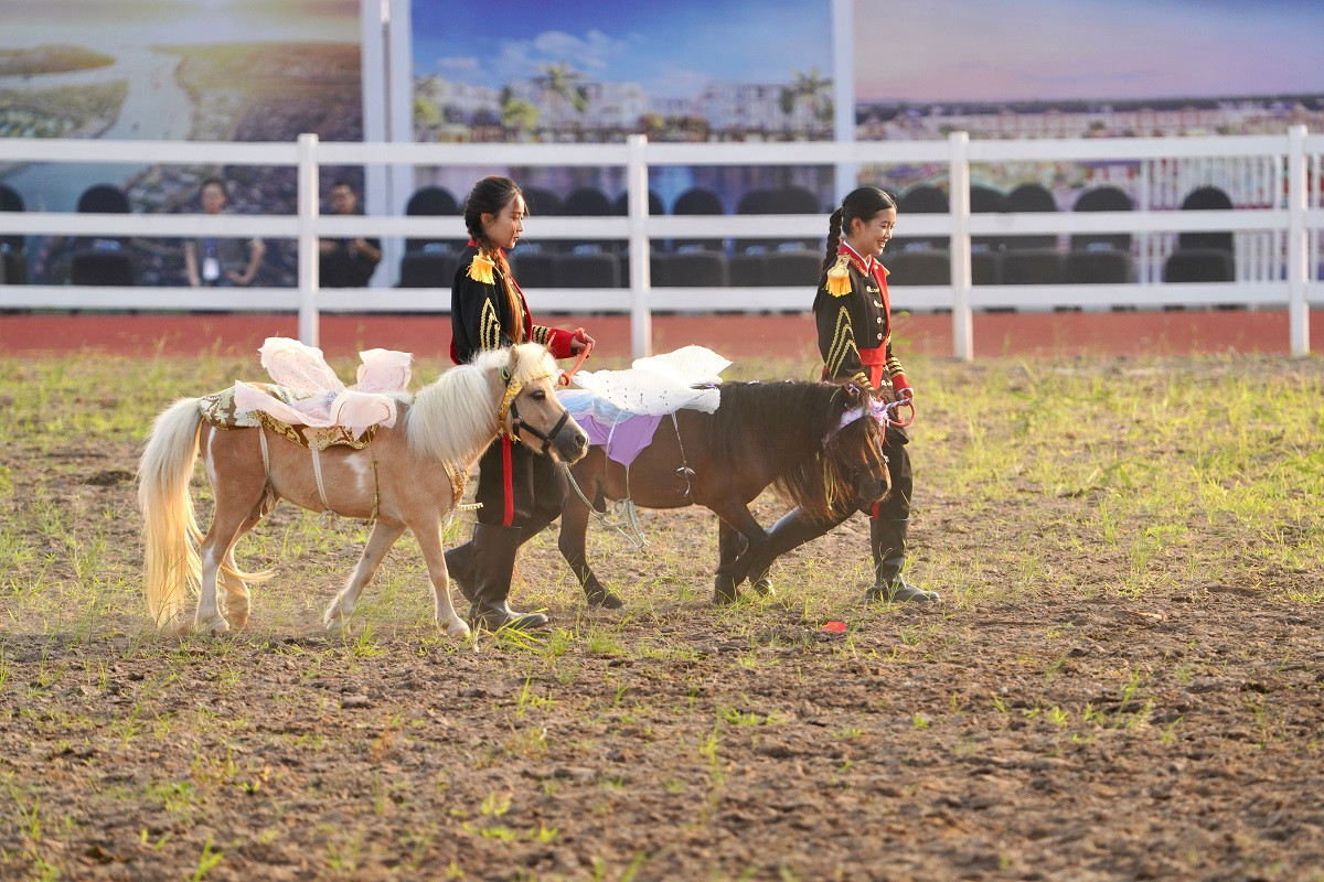 Cùng lúc các học viên nhí có phần thể hiện riêng ngộ nghĩnh với các chú pony đẹp như bước ra từ truyện thần tiên.