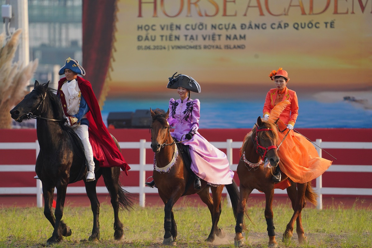 Tại sự kiện khai trương kỹ thuật Vinpearl Horse Academy, khách mời cũng được mãn nhãn với show thời trang Equestrian Odyssey. Màn catwalk ấn tượng ngay trên sân đa năng bên cạnh các chiến mã kiêu hãnh đã tạo cảm hứng trình diễn cho nhiều người mẫu. Khán giả được hiểu hơn về thời trang dành cho bộ môn cưỡi ngựa qua các bộ sưu tập tới từ các thương hiệu nổi tiếng như Sally & Ken, Butuni, BeAnn…