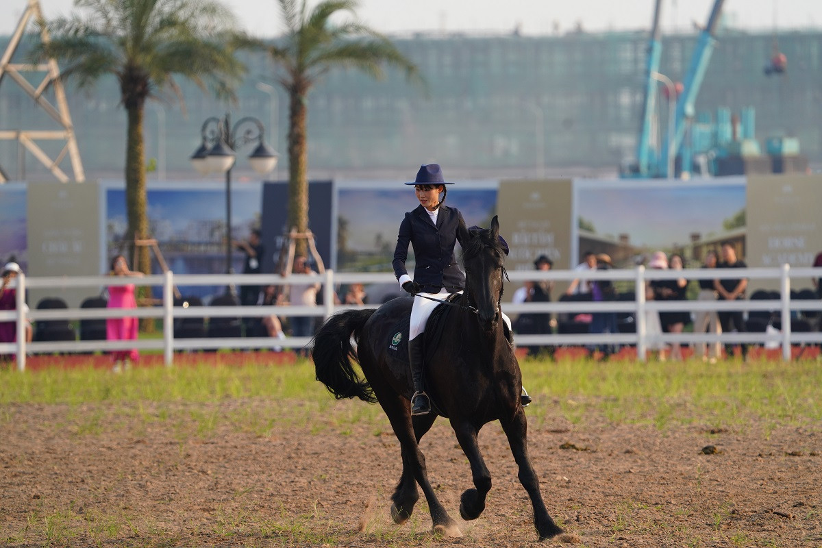 Phát biểu tại lễ khai trương, bà Lincoln, Tổng quản lý Vinpearl Horse Academy, cho biết: “Học viện sẽ là nơi đào tạo chuyên nghiệp bộ môn cưỡi ngựa quý tộc đầu tiên tại Việt Nam, tạo điều kiện cho các học viên, đặc biệt là các cư dân tại Vinhomes Royal Island trải nghiệm những dịch vụ tinh hoa của giới thượng lưu, từ đó khơi nguồn đam mê, hun đúc phong thái và bản lĩnh, kiến tạo phong cách sống mới để sẵn sàng hội nhập cùng bạn bè quốc tế.”