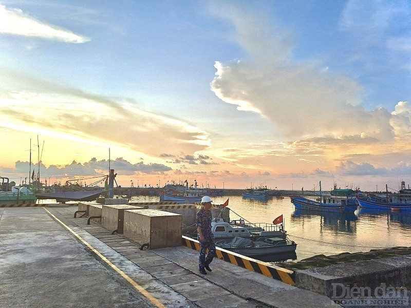 Tàu cá cập vào âu tàu Trường Sa sau những ngày đánh bắt xa bờ luôn nhận được sự quan tâm của các chiến sĩ, lực lượng Hải quân 