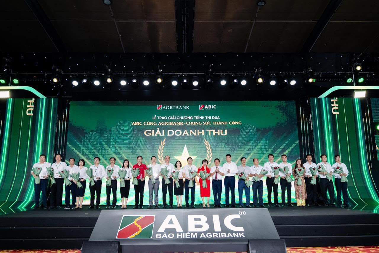 Tại Hội nghị Bảo hiểm Agribank đã trao thưởng, vinh danh cho các tổng đại lý. 