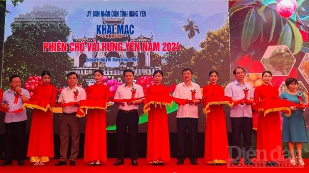 Các đại biểu cắt băng khai mạc phiên chợ vải Hưng Yên năm 2024