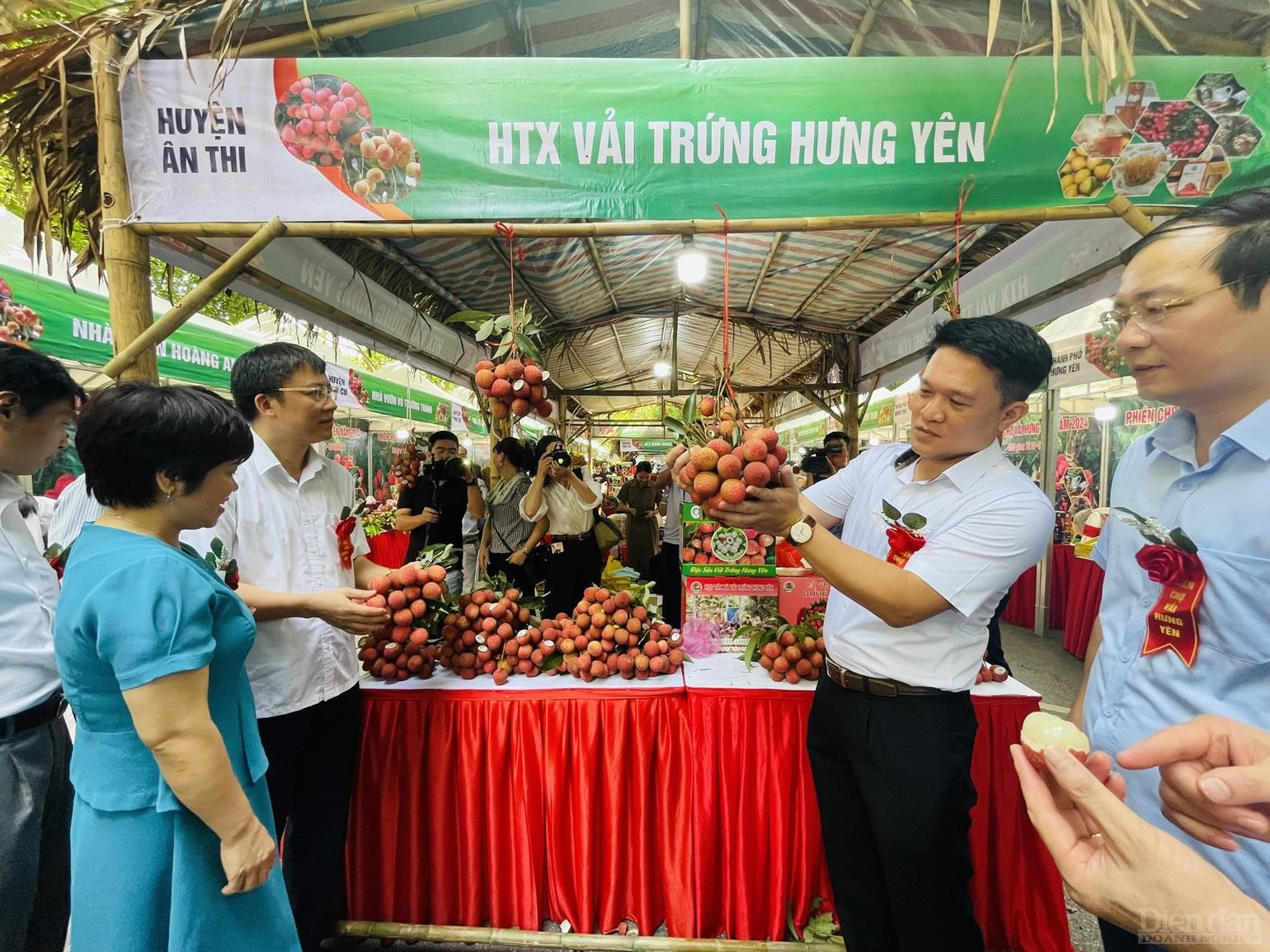 Tại phiên chợ, quả vải trứng Hưng Yên được bán với giá dao động 180 – 220 nghìn đồng/kg; quả vải lai chín sớm Phù Cừ được bán với giá 40 – 50 nghìn đồng/kg. Trong ngày khai mạc, phiên chợ đã thu hút khoảng 600 lượt khách đến tham quan, mua sắm, thưởng thức quả vải tươi và các nông sản đặc trưng của tỉnh