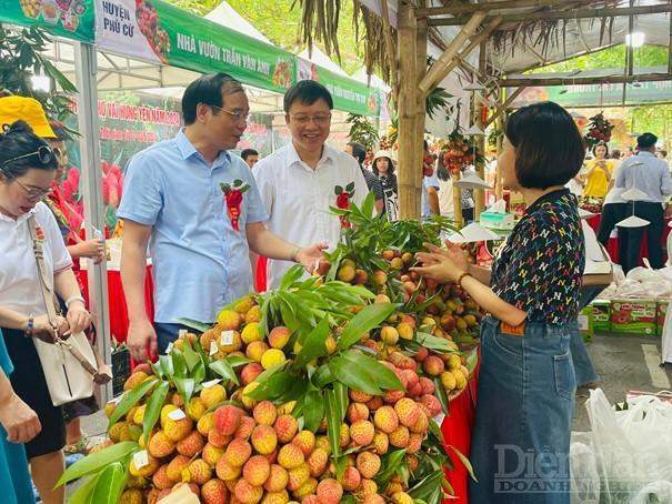 Lãnh đạo sở ban ngành tỉnh Hưng Yên thăm gian hàng tại Phiên chợ vải Hưng Yên 2024