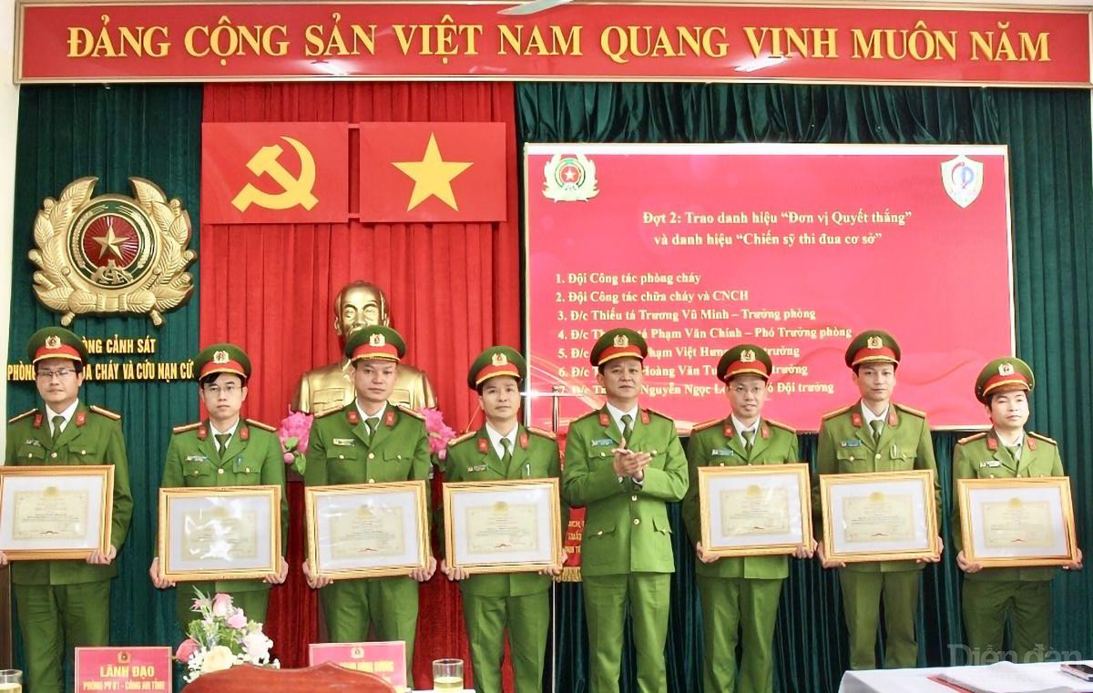 Lãnh đạo Công an tỉnh Hà Nam trao Danh hiệu 