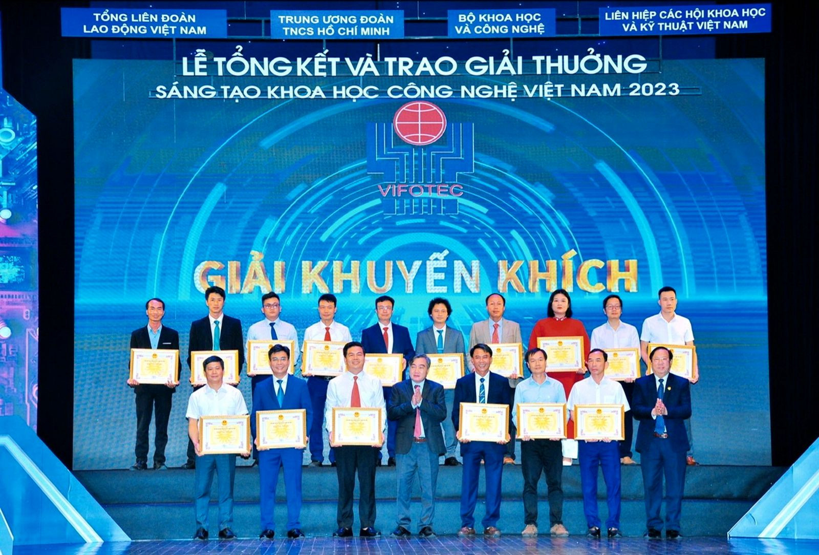 Đại diện các nhóm tác giả nhận giải Khuyến khích của VIFOTEC 2024